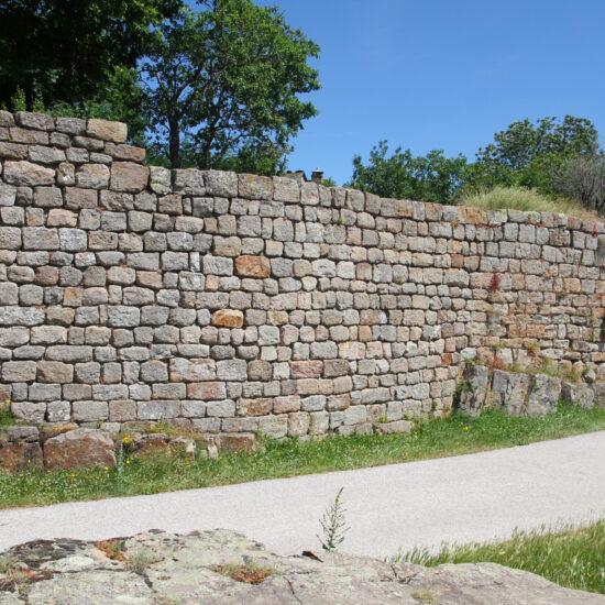 Les remparts et fossés du village de La Garde-Guérin.